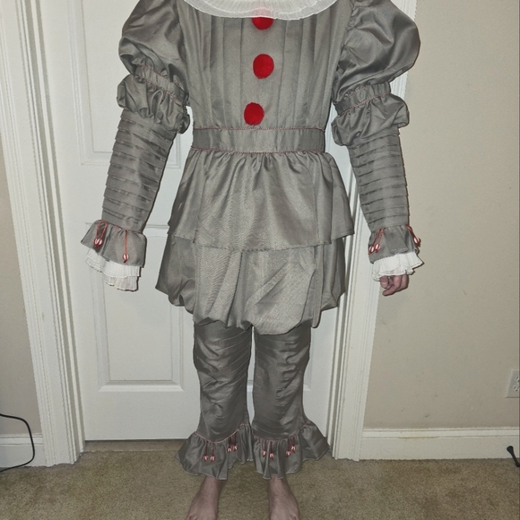 Authentic 2017 IT Pennywise screen worn prop/costume. Excellent quality & condit - Picture 3 of 10
